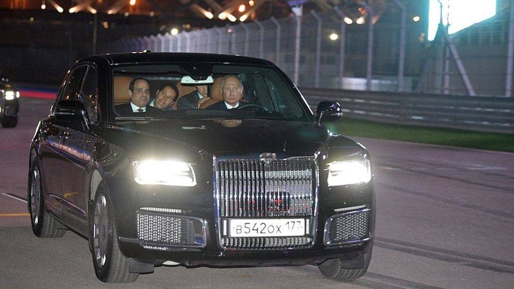 Путин прокатил Ас-Сиси на новом российском автомобиле