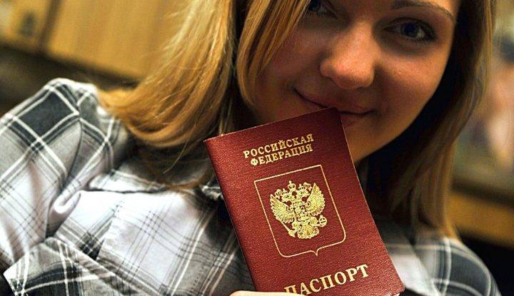 Должны взять пример с Венгрии: зарубежным русским пора выдать паспорта РФ