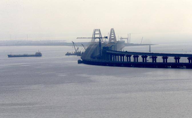 Мечта Киева: Россия утопит флот Украины под Керченским мостом