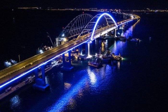 Украина решила штрафовать жителей полуострова за проезд по Крымскому мосту