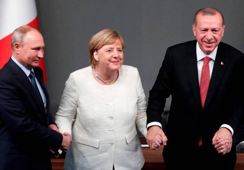 Фотография Путина и Меркель вызвала критику в Германии