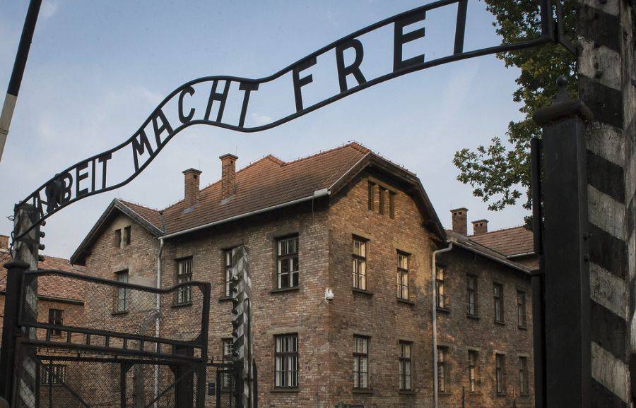 На Украине доигрались… Компьютерное действо развернуто в Освенциме