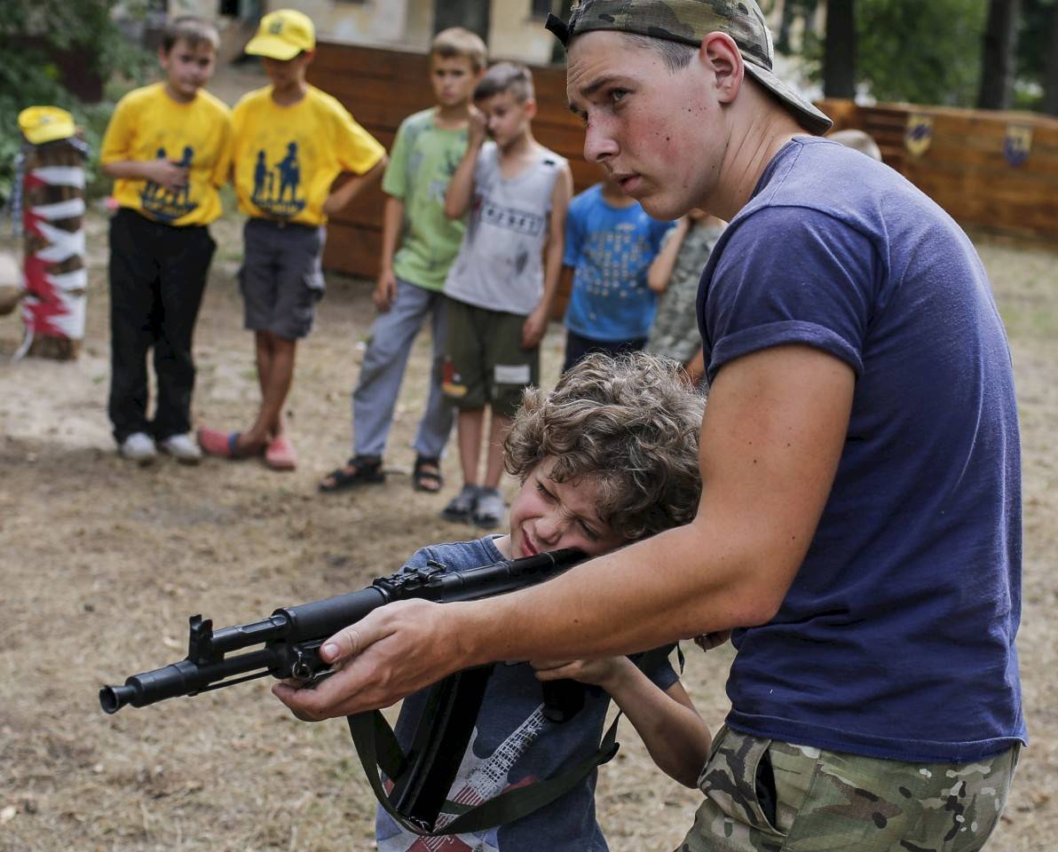 Казармы для детей: западные СМИ воочию увидели украинский нацизм