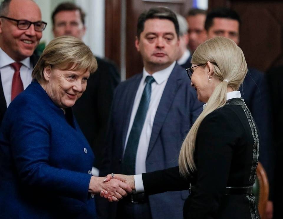 Тимошенко пожаловалась Меркель на Порошенко – он довел страну до ручки