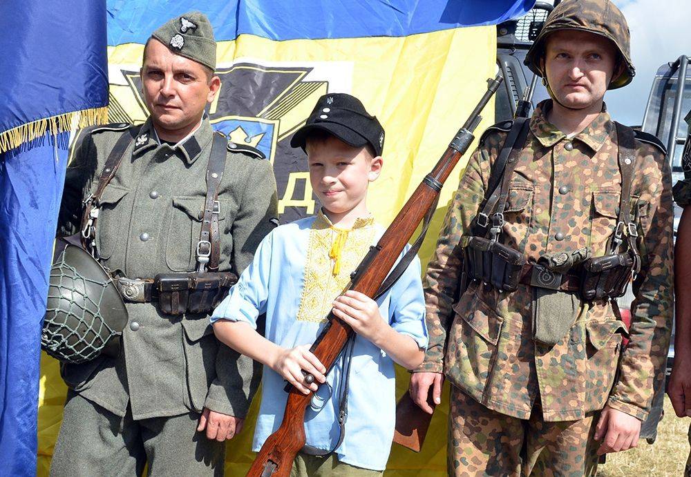 Украинским школьникам ставят в пример «доблесть» СС