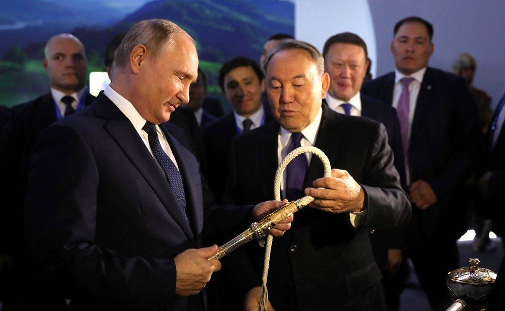 Демарш Казахстана: Назарбаев отказался смотреть на Крымский мост