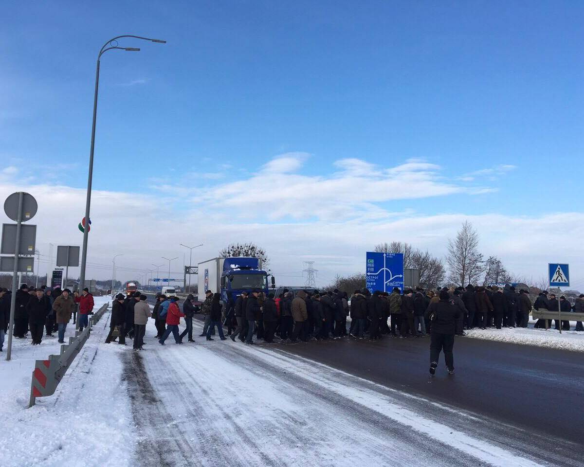 В ожидании бойни: разгневанные украинцы вновь перекрыли дорогу