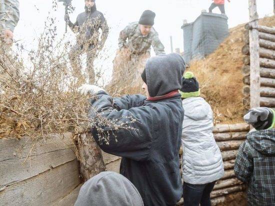 Отражать «российскую агрессию» бросили детей с лопатами