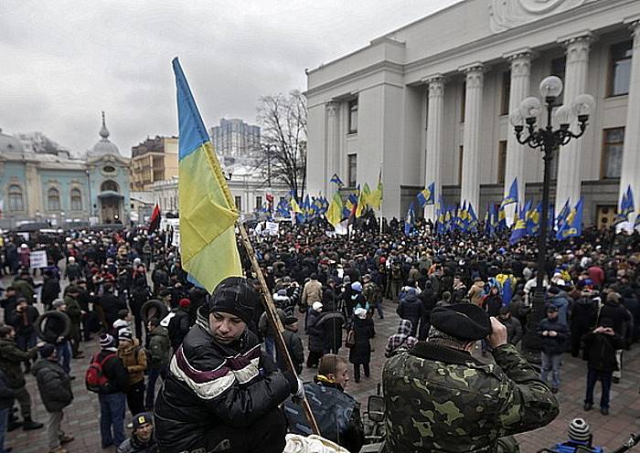 Чем аукнется военное положение экономике Украины?
