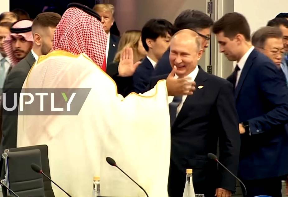 Путин эффектно поздоровался с саудовским принцем на G20