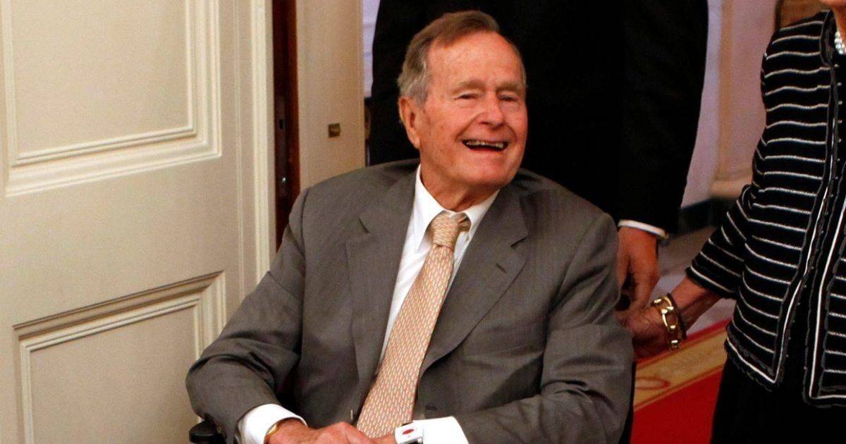 «Великий человек»: Трамп рассыпался в комплиментах Бушу-старшему
