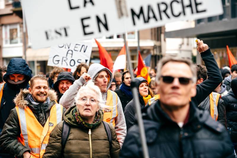 Париж снова бунтует: метро закрыто, полиция применила газ