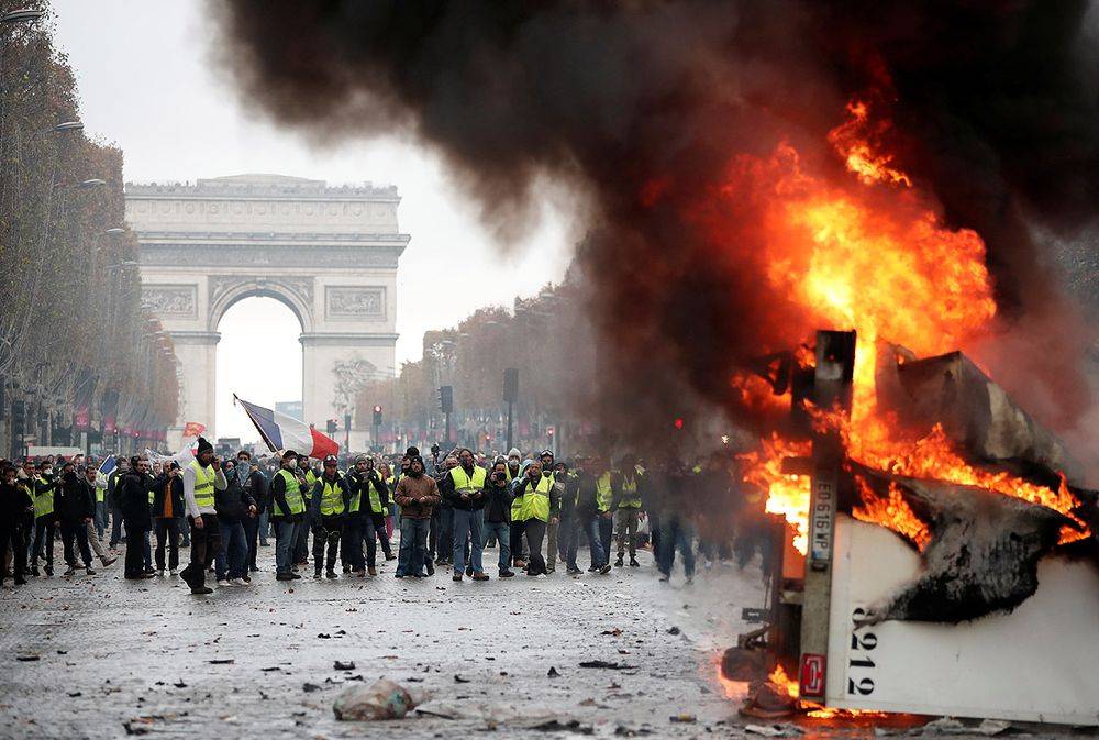 Топливный майдан в Париже: власти размышляют о чрезвычайном положении