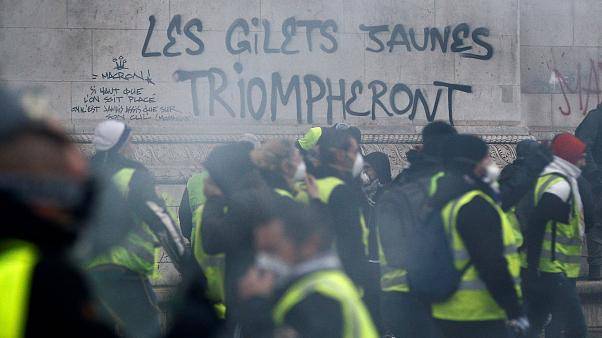 "Жёлтые жилеты" вошли в клинч с полицией Франции