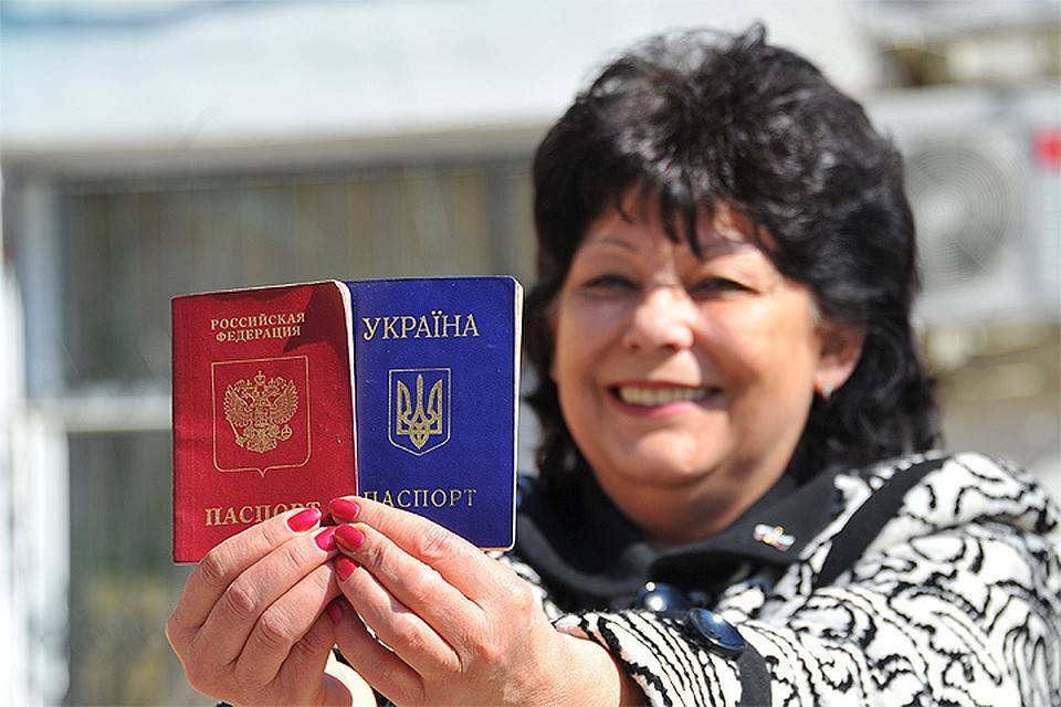 Крымчане обсуждают решение Кремля отобрать у них украинские паспорта