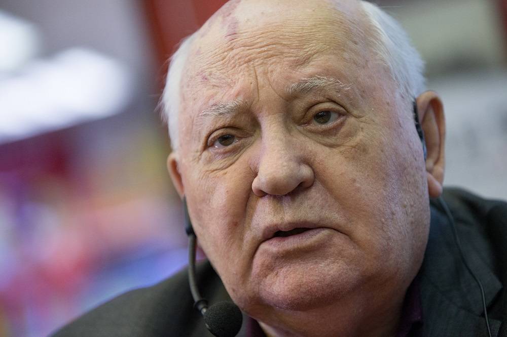 Горбачев заявил, что мир находится на грани новой гонки вооружений