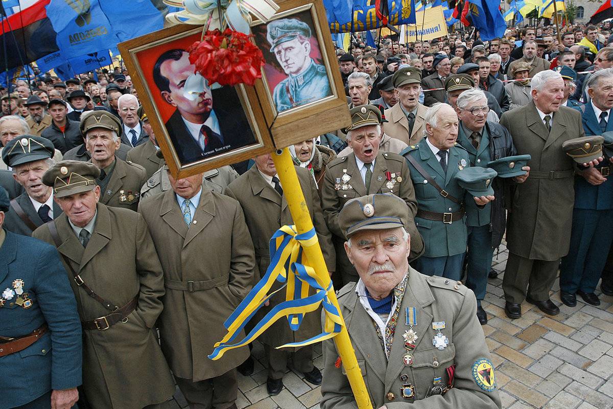 Пособникам нацистов - пенсии и льготы: бандеровцев приравняли к героям ВОВ