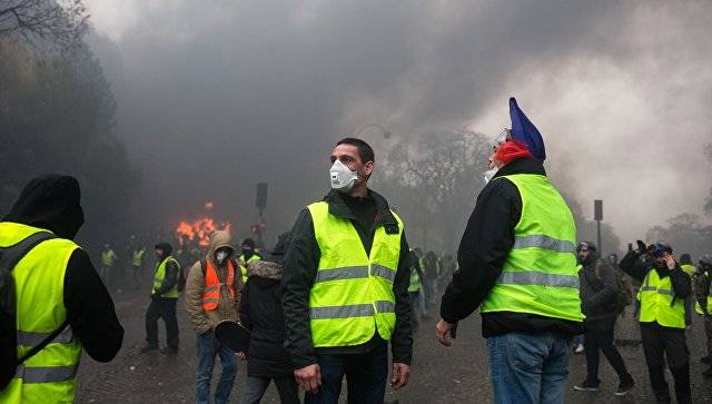 "Желтые жилеты" во Франции: что на самом деле скрывается за беспорядками?