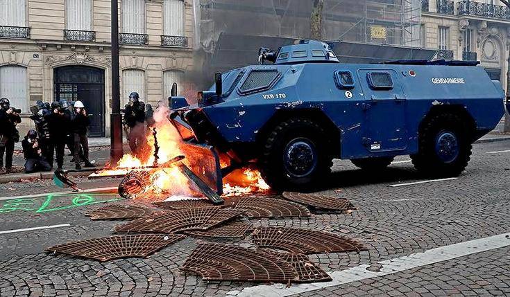 Бронетехника вошла в охваченный протестами Париж