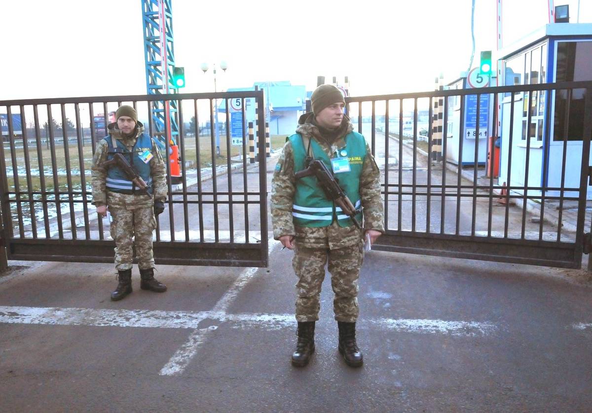 Докажи цель визита: как россиян толпами «заворачивают» на границе Украины