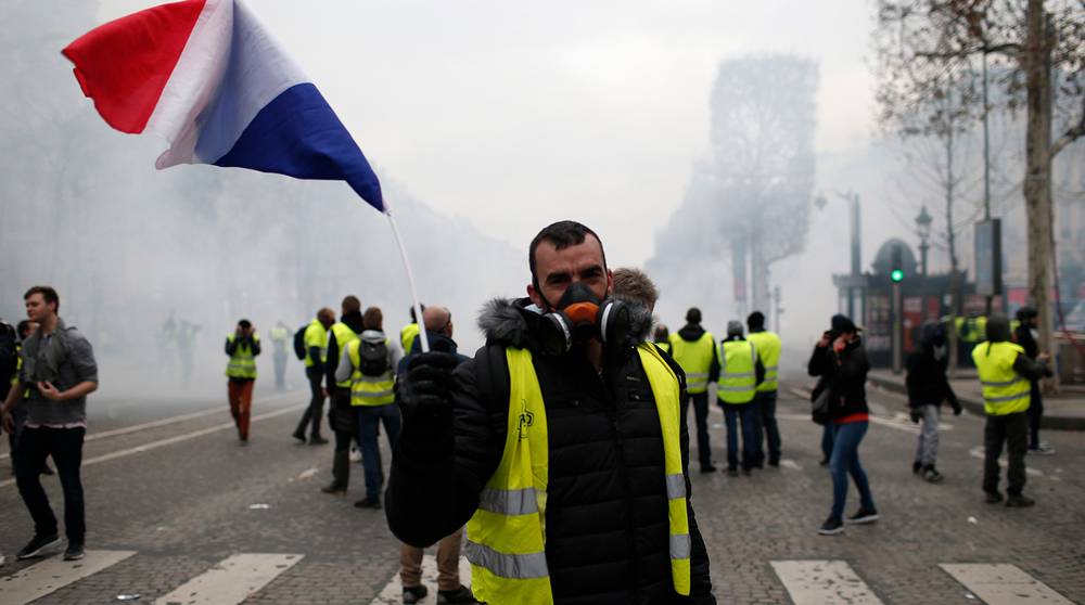 Жёлтые жилеты заставят Макрона поменять политику Франции