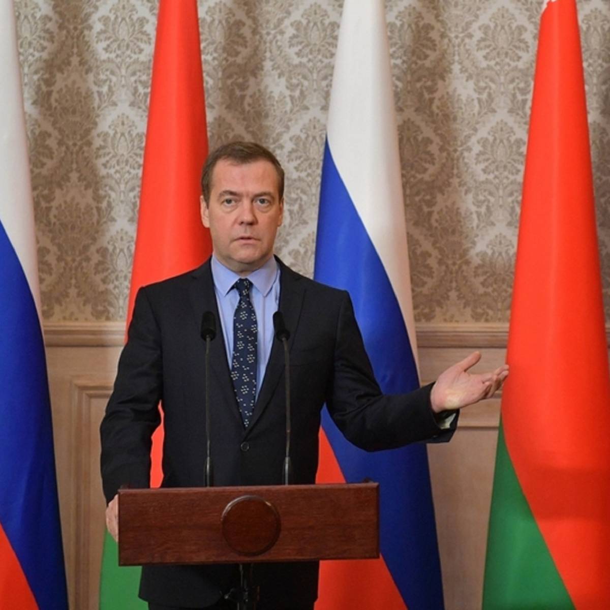 Медведев даст белорусам рубля