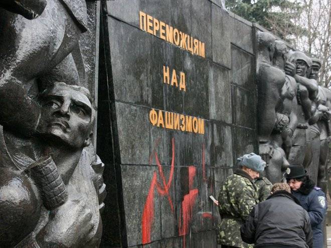 Львовские националисты спешат снести монумент Славы, опасаясь смены власти