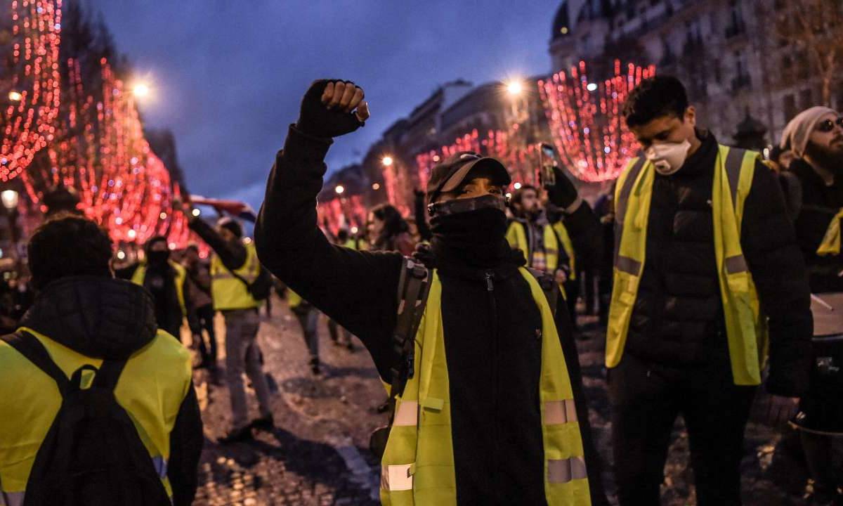 "Желтые жилеты" удерживают протесты благодаря наступательной позиции