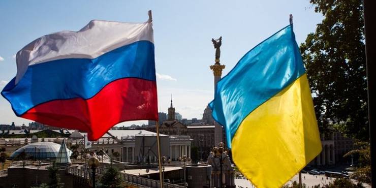 Украины две: Одна воюет с Россией, другая торгует с Крымом