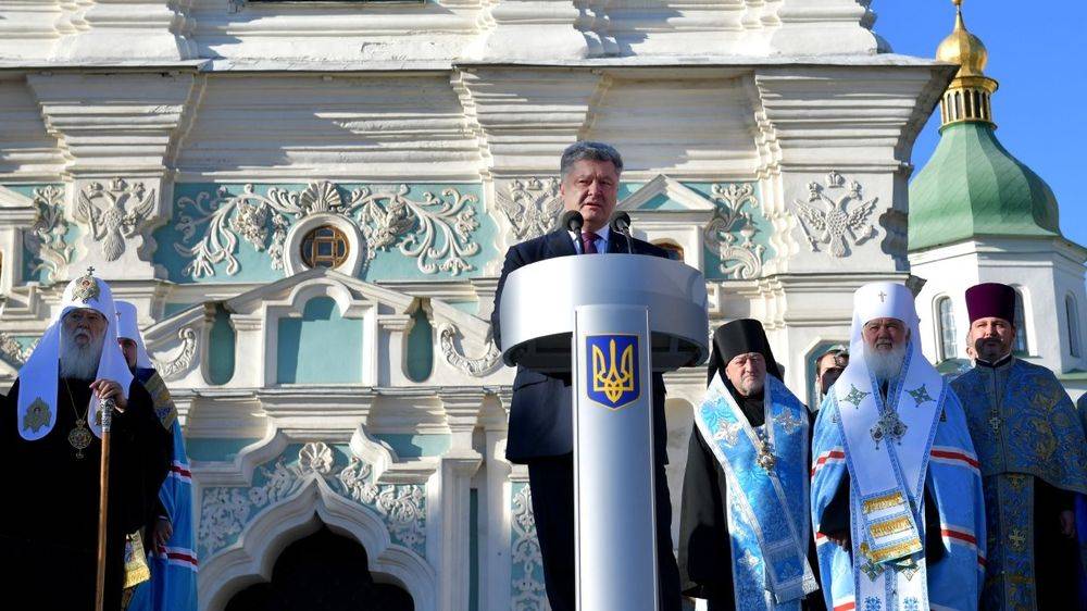 Порошенко одобрил переименование Украинской православной церкви