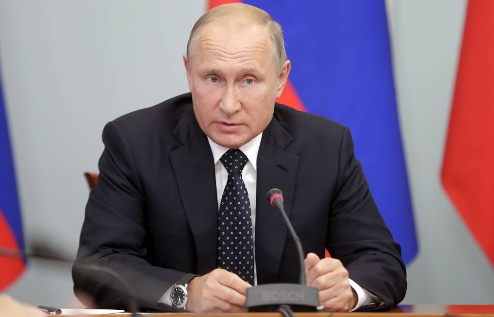 Путин подписал законы о смягчении наказания за "лайки" и "репосты"