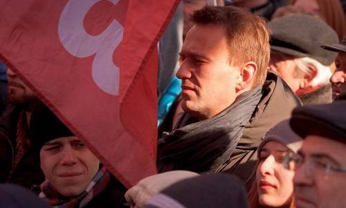 Либералы – новые левые? Навальный хочет отнять у коммунистов красный флаг?