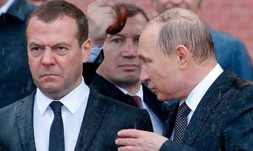 Путин – бог, Медведев – лох. Зачем власти нужна эта популярная концепция?