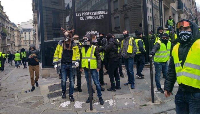 В Париже убеждены, что "жёлтые жилеты" добиваются "свержения правительства"
