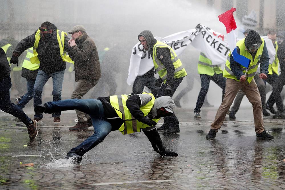 Французские «желтые жилеты» напали на «демократическую форму правления»
