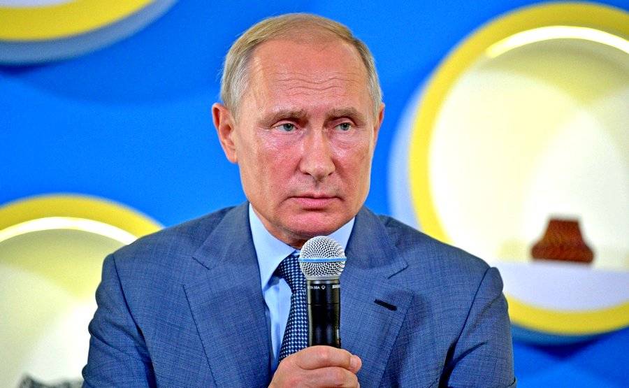 Путина подставляет под удар его окружение