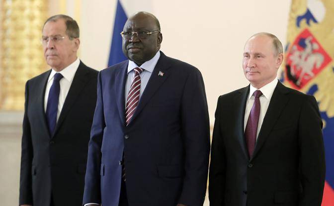 У стен Кремля бушуют военно-африканские страсти