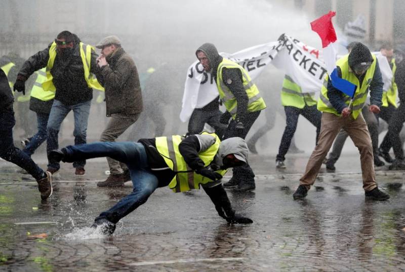 Франция мобилизовала жандармерию против «Желтых жилетов»