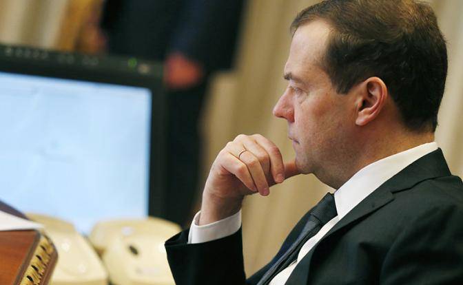 Медведев запретит россиянам ругать правительство