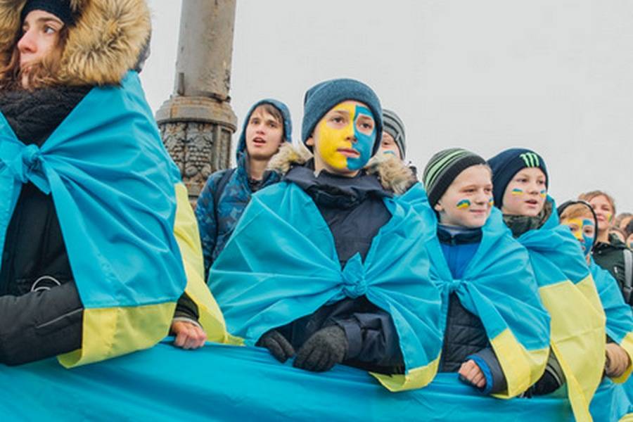 Подделанная история Украины, или живая цепь позора
