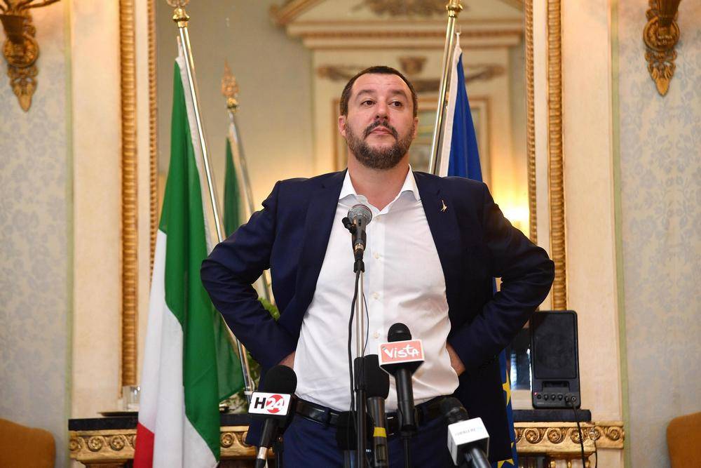 Итальянский министр призвал французов проучить Макрона