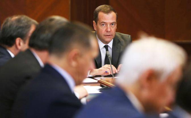 Медведев задумался: Кого выгнать из правительства?