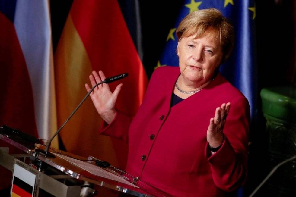 Новая тактика Ангелы Меркель - и вашим, и нашим