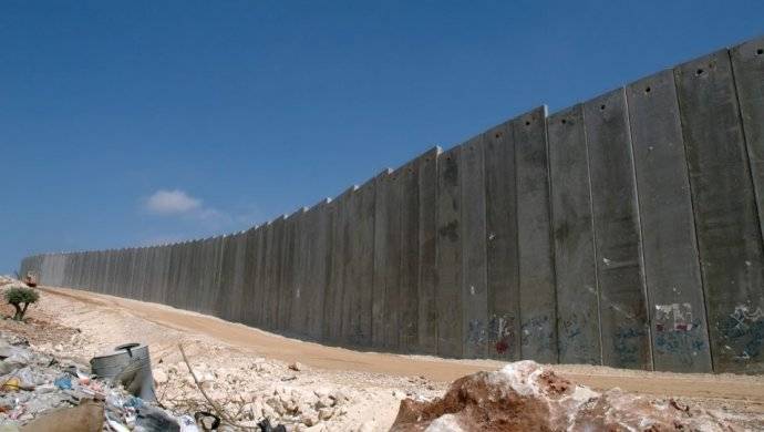 Почему Израиль спешит завершить возведение стены на границе с Палестиной?