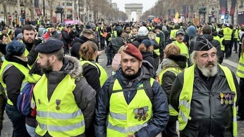 «Желтые жилеты» не дали провокаторам раскрасить Францию цветами майдана