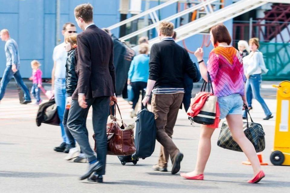 Почему почти половина российской молодёжи хочет покинуть страну?