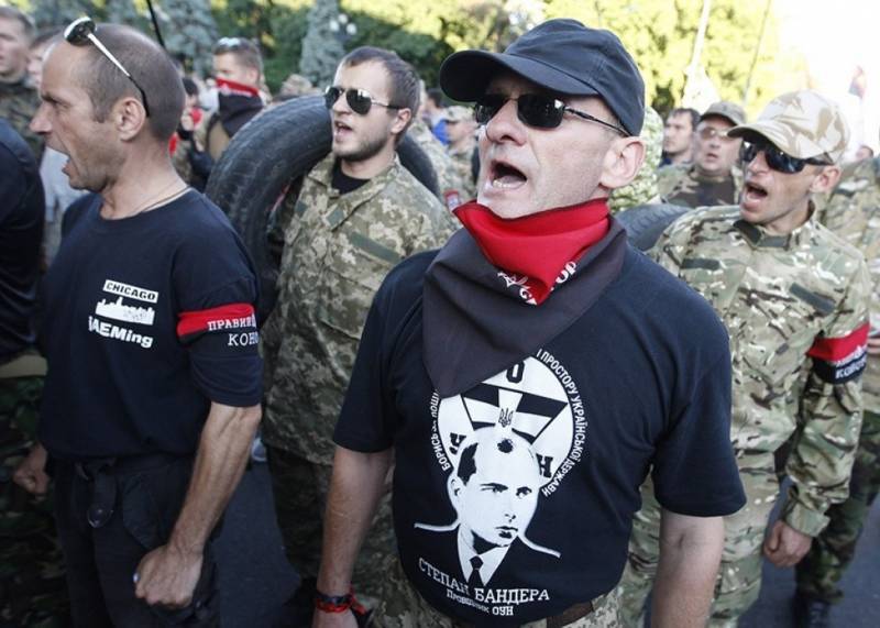 «Ложись, Бандера!» На Украине травят полицейского, урезонившего неонациста