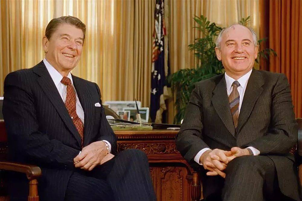 Горбачев отреагировал на выход США из ДРСМД