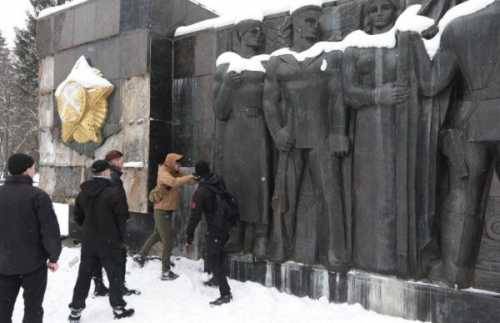 Пан или вандал? Львовские националисты разрушают Монумент Славы Пан или вандал? Львовские националисты разрушают Монумент Славы
