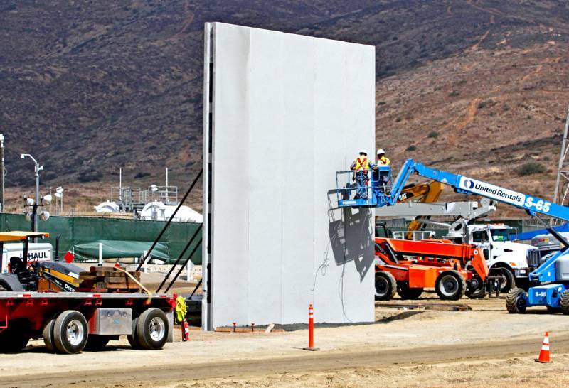 Почему Трампу так нужна стена на границе с Мексикой
